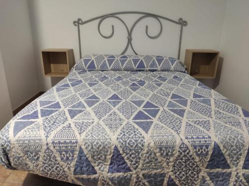 埃尔博斯克Dúplex con terraza en El Bosque的床上有蓝色和白色的被子