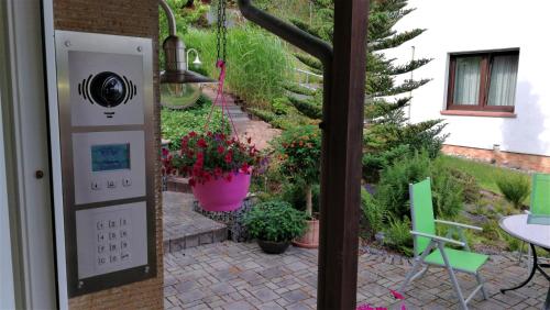 普莱滕贝格Ferienwohnung am Silberg的庭院里种植了盆栽植物,配有桌椅