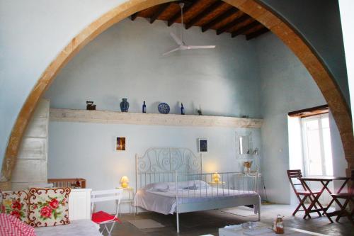 Pera Orinis阿帕拉迪乡村酒店的一间卧室设有一张床和一个拱门