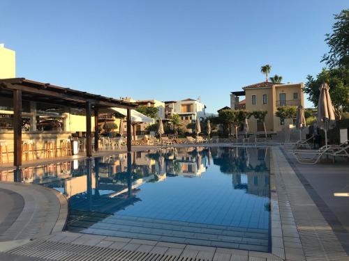雅拉尼奥威格亚马雷酒店的一个带桌椅的度假村游泳池