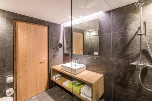 科隆普拉茨水晶度假酒店的一间浴室
