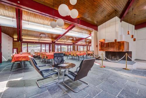 日内瓦John Knox International Center的一间带桌椅和壁炉的用餐室