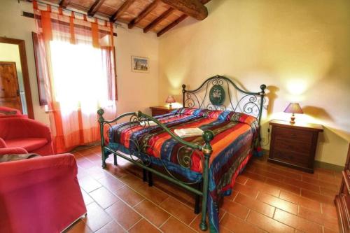 拉迪孔多利Agriturismo Bellavista的一间卧室配有一张床和一张红色椅子