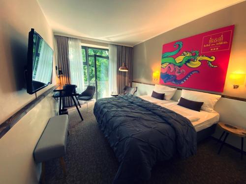 阿伦斯堡阿伦斯堡城堡酒店的配有一张床和一台平面电视的酒店客房