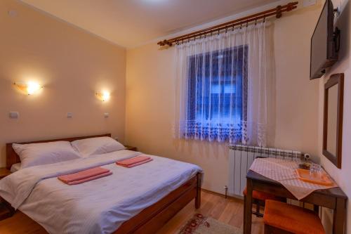 兹拉蒂博尔Vila Zlatiborski biser的一间卧室设有一张床和一个窗口