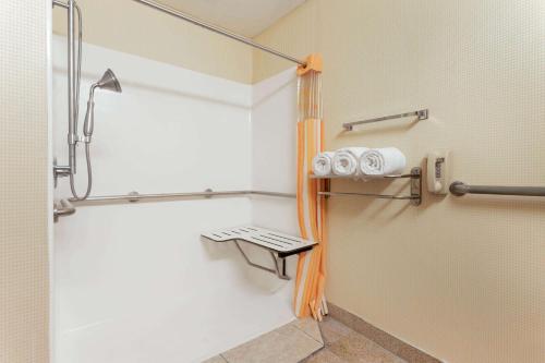 Frankfort法兰克福拉昆塔酒店的带淋浴和浴帘的浴室