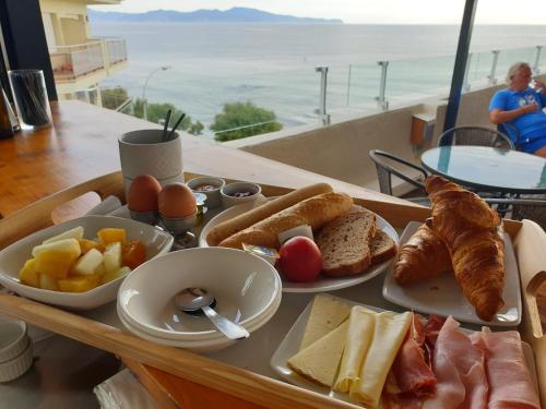莱斯卡拉拉力赛酒店的一张桌子上的早餐盘,享有美景