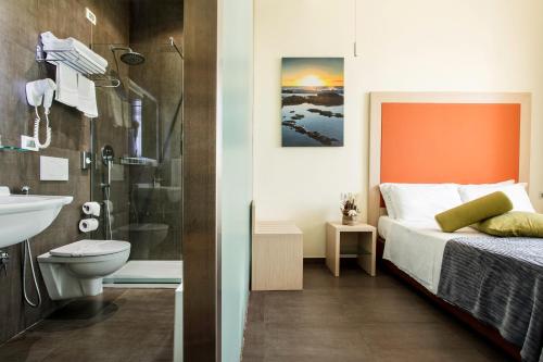 加利波利33号巴罗尼酒店的浴室设有床、卫生间和水槽。