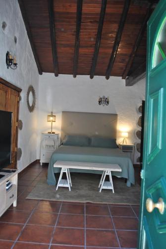 克鲁兹·德·特赫达RK La Casona de Tejeda的一间卧室配有一张床和一台电视。