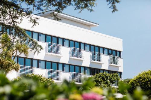 圣布雷拉德大西洋酒店 的一座带窗户和树木的办公楼