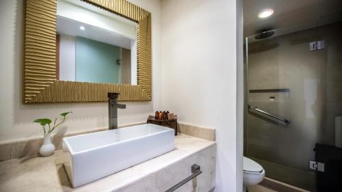 圣克鲁斯华特库Park Royal Beach Huatulco - All Inclusive的浴室设有白色水槽和镜子