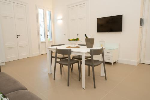 莫诺波利Corte Sant'Angelo的白色的餐桌、椅子和电视