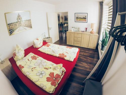 德累斯顿Ferienwohnung的一间带床和红色毯子的客厅