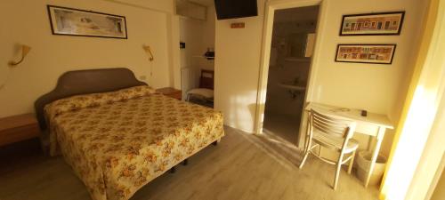 马尔切西内Hotel Casa Popi的一间小卧室,配有一张床和一把椅子