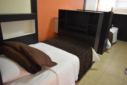 比亚米尔港Hotel La Laguna Galapagos的一间卧室配有一张床,电视