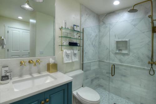 土桑Armory Park Inn的带淋浴、卫生间和盥洗盆的浴室