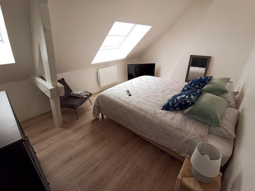 滨海布洛涅Les Hauts des Caps的一间卧室配有一张床和天窗