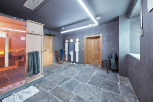 ArvigoBnB Ai Cav Calanca的大房间,走廊上设有一扇带卫浴用品的房间