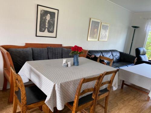GrongFour Bedroom Guesthouse in Fjerdingen, Harran的客厅配有桌子和沙发