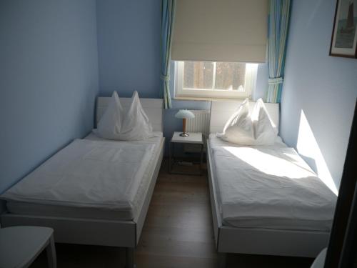 青斯特Sünnenkringel 68 Appartement 1的小型客房 - 带2张床和窗户