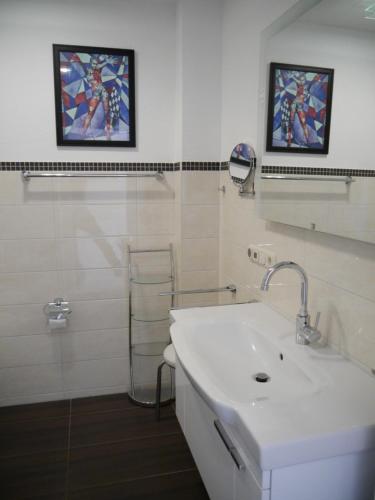 青斯特Sünnenkringel 68 Appartement 1的白色的浴室设有水槽和镜子