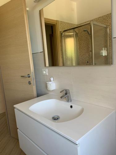 维罗纳A VERONA DA PAOLO & ELENA的浴室设有白色水槽和镜子