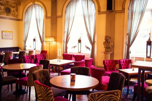 乌普萨拉霍恩格兰德酒店的餐厅设有桌椅和窗户。