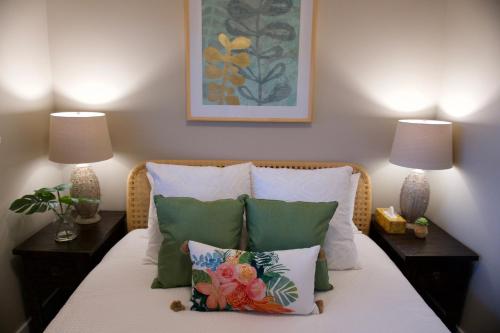 伦弗鲁港Port Renfrew Vacation Rentals的一间卧室配有一张带枕头的床和两盏灯。