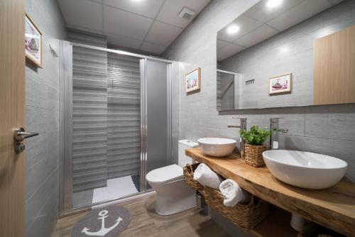 瓦伦西亚巴伦西亚中心皮耶拉公寓的一间带两个盥洗盆和淋浴的浴室