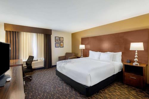 奥克兰拉库恩塔旅馆和套房 - 海沃德客房内的一张或多张床位