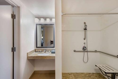 奥克兰拉库恩塔旅馆和套房 - 海沃德的一间浴室