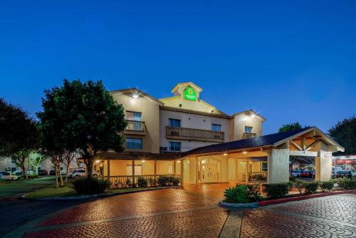 尔湾La Quinta Inn & Suites by Wyndham Irvine Spectrum的酒店大楼的顶部有一个绿色的钟