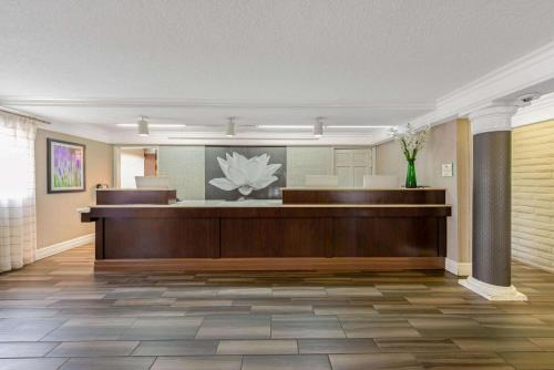 迈阿密拉群塔迈阿密机场北酒店的大堂设有接待台的等候室