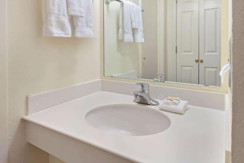 雷顿莱顿盐湖城拉金塔旅馆及套房酒店的白色的浴室设有水槽和镜子