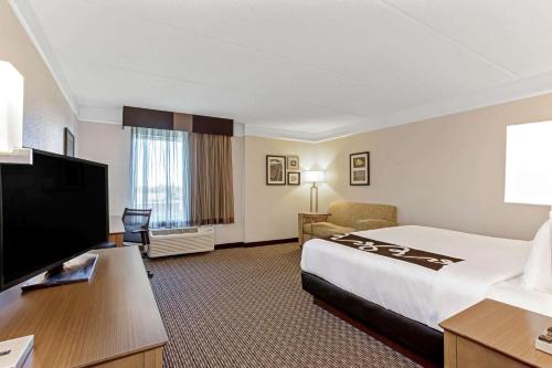 巴拿马城La Quinta Inn & Suites by Wyndham Panama City的配有一张床和一台平面电视的酒店客房