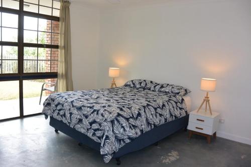 波因特卢考特Alicante的一间卧室配有一张带黑白色棉被的床