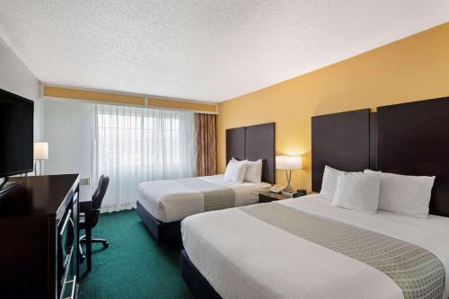 伯克利伯克利拉金塔酒店的酒店客房设有两张床和一台平面电视。