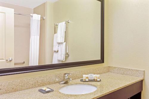 朗克斯兰卡斯特拉金塔旅馆及套房酒店的一间带水槽和大镜子的浴室