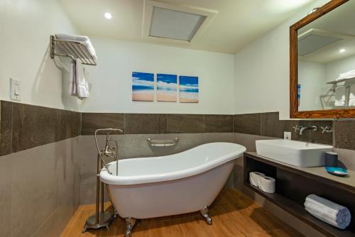 科罗尔帕劳中心酒店的带浴缸、水槽和镜子的浴室