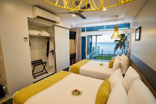 阿皮亚托米西纳岛度假酒店的海景客房 - 带两张床