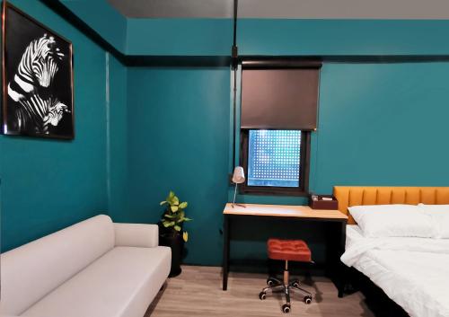 班敦孟Airport Mini Hostel at Don Muang Airport的一间卧室配有一张床和一张书桌