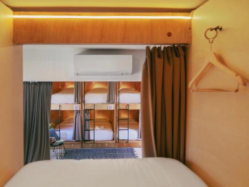 坎古Kultur Umalas - CHSE Certified的一间卧室设有两张双层床和一扇窗户。