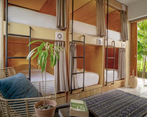 坎古Kultur Umalas - CHSE Certified的客房设有两张双层床和一张桌子。
