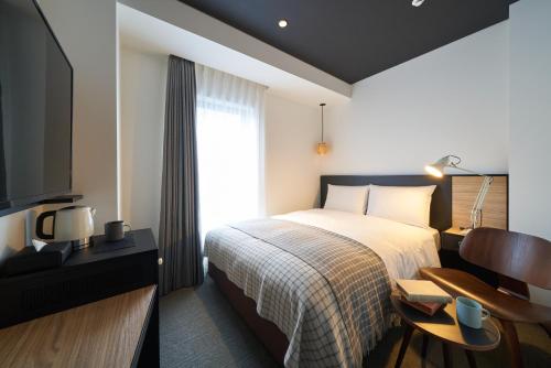 东京Hotel Resol Ueno的酒店客房,配有床和电视