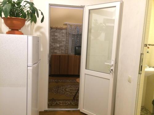 敖德萨Сдам комнату в гостевом домике的门通向带冰箱的房间