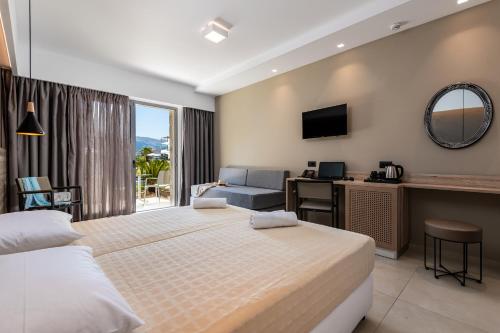蒂加基ONEIRO Boutique Hotel的酒店客房配有两张床和一张书桌