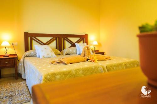 ImadaHotel Rural Imada的一间卧室设有一张黄色墙壁的床
