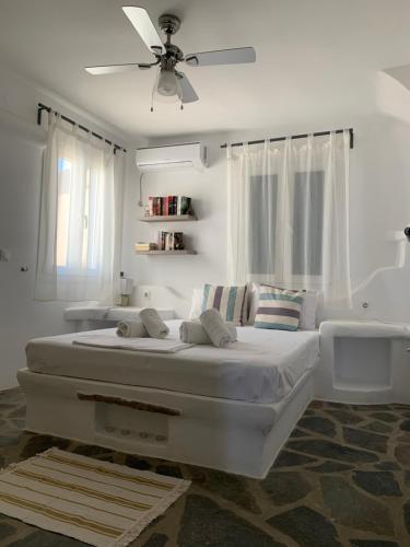 圣罗曼诺斯Sea and Sun Villa的卧室配有一张白色大床和吊扇