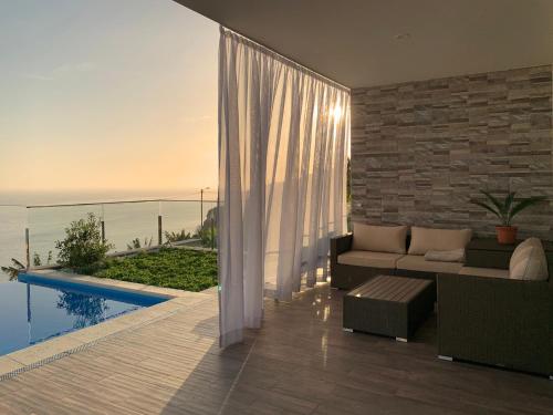 里韦拉布拉瓦Holiday Apartment Sunset Ocean的带沙发的客厅,享有海景