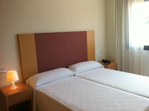 拉斯·罗萨斯·德·马德里塔尔特索斯公寓式酒店的酒店客房设有两张床和窗户。